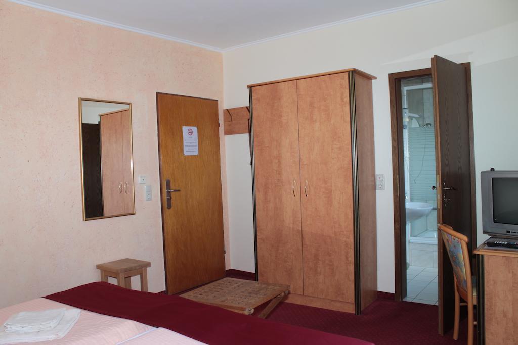 Garni Zum Adler Hotel Gensingen Bagian luar foto