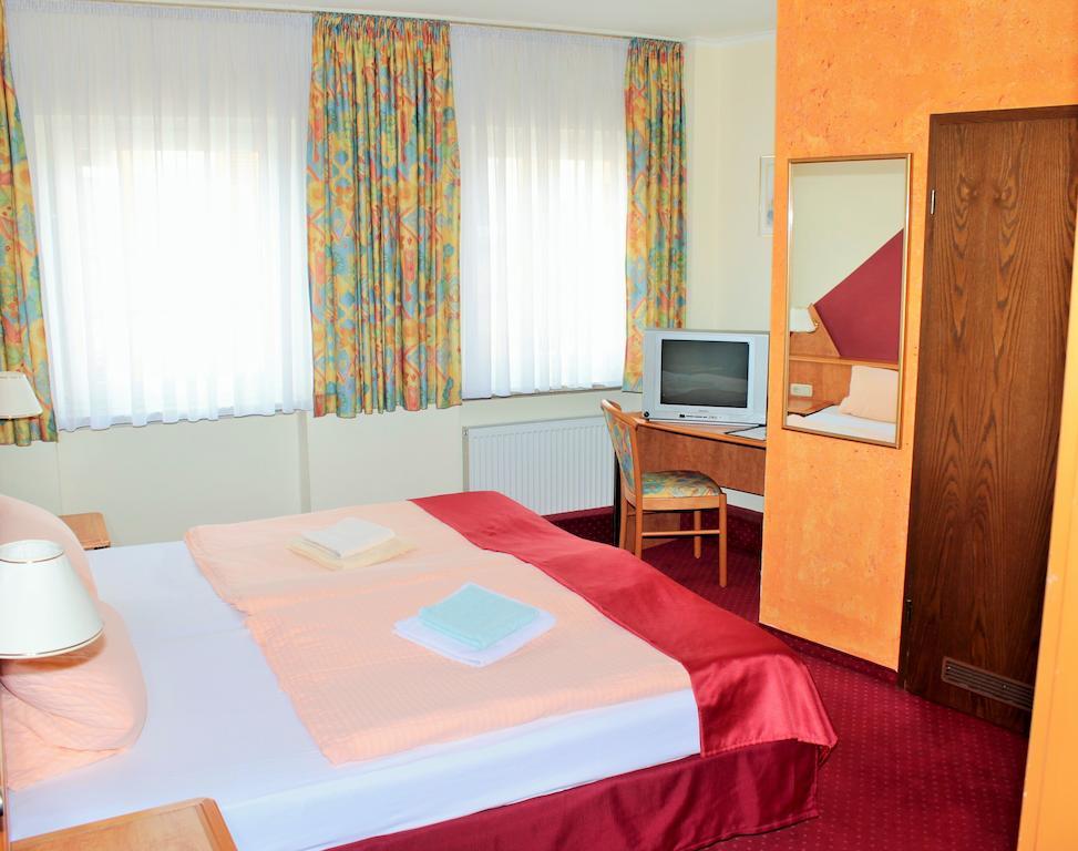 Garni Zum Adler Hotel Gensingen Ruang foto