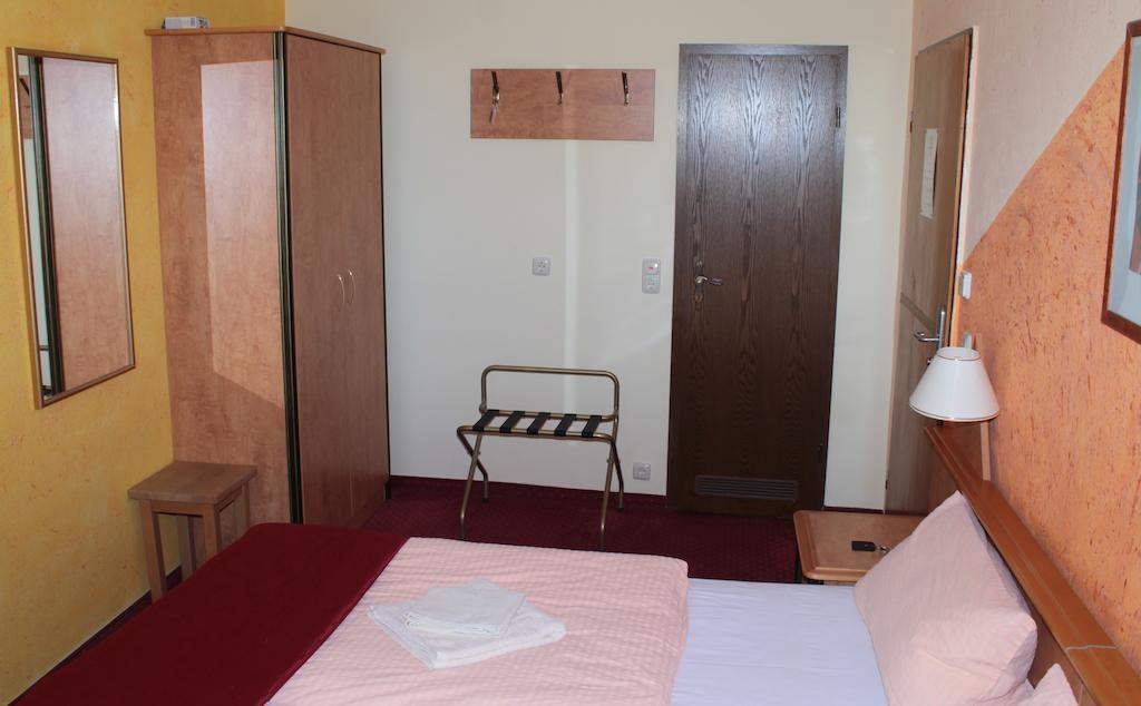 Garni Zum Adler Hotel Gensingen Ruang foto