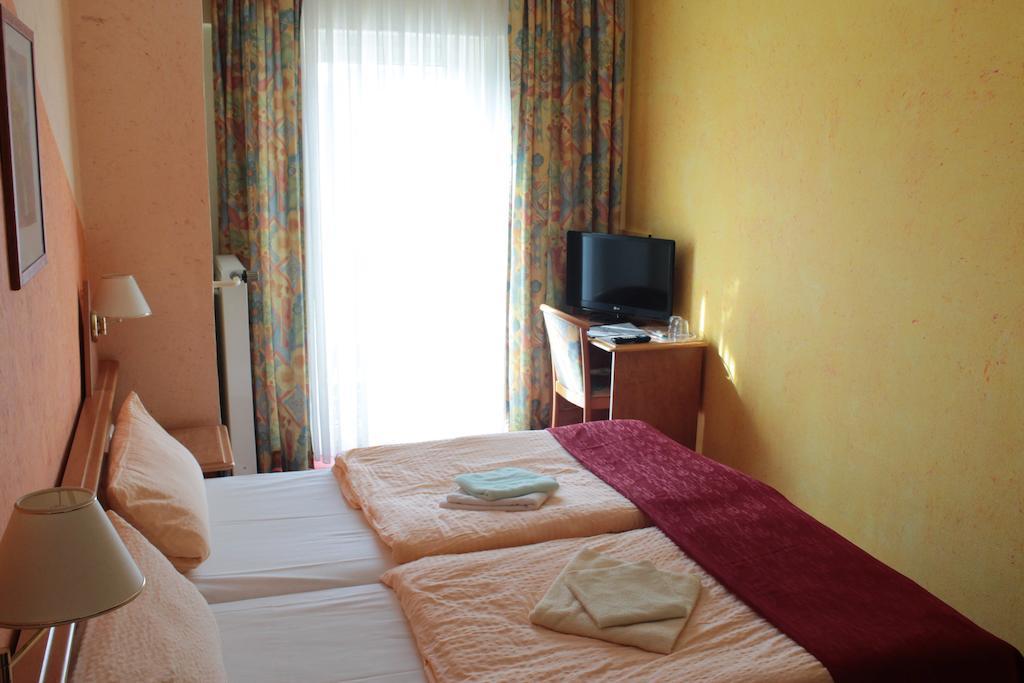 Garni Zum Adler Hotel Gensingen Ruang foto